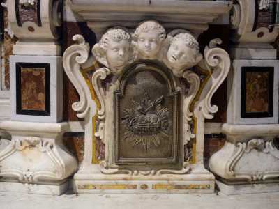 Al centro risalta il tabernacolo la cui porticina in argento raffigura l�agnello con la croce e la scritta Ecce Agnus Dei